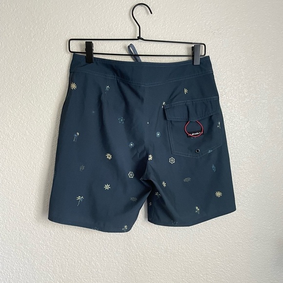 Quiksilver Men’s Surfsilk 69 18” Boardshorts Sz 28 Midnight Navy Heat Waves - Picture 3 of 10